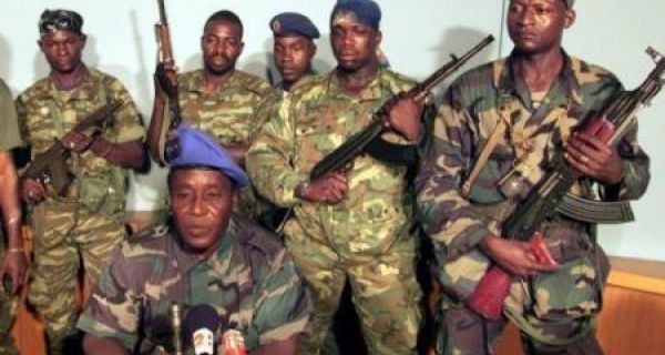 Le g&eacute;n&eacute;ral Gu&eacute;i et ses hommes, ph. ivoirebusines.net