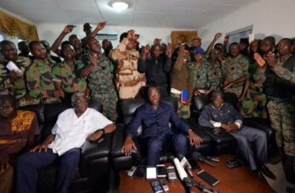 le ministre Donwahi et les mutins &agrave; Bouk&eacute;