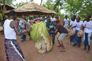 Danse traditionnelle chez les baoul&eacute;