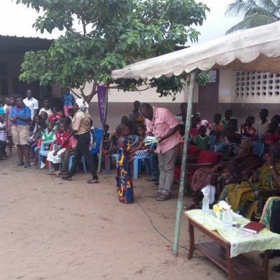 &eacute;l&egrave;ve recevant son prix