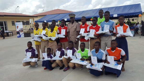 les majors des classes avec le pr&eacute;fet de d&eacute;partement de Kong