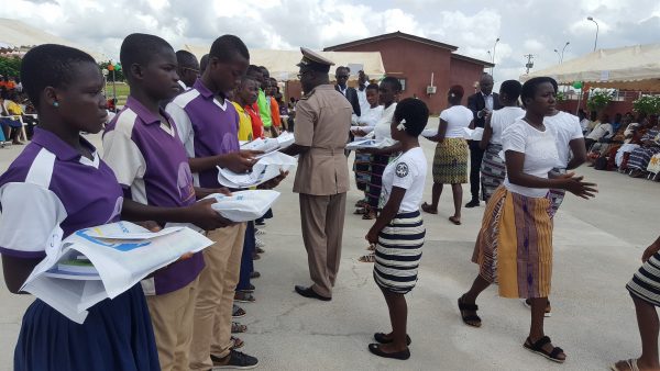 remise de prix au lyc&eacute;e Dominique Ouattara de Kong 