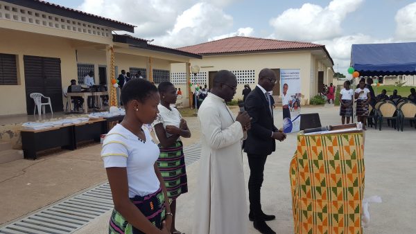 prière du curé au lycée Dominique Ouattara de Kong